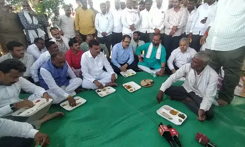 हिंगोली में सूखे जैसे हालात कृषि मंत्री ने खेतों में पहुंचकर सोयाबीन फसल का जायजा लिया हिंगोली में सूखे जैसे हालात कृषि मंत्री ने खेतों में पहुंचकर सोयाबीन फसल का जायजा लिया