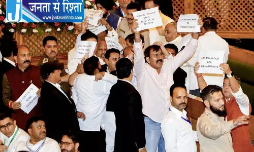 जम्मू-कश्मीर विधानसभा में जोरदार हंगामा जम्मू-कश्मीर विधानसभा में जोरदार हंगामा