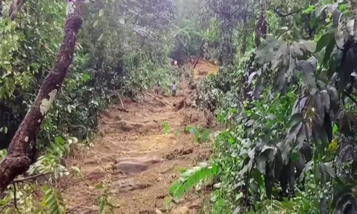 केरल में अचानक आई बाढ़ का कहर छठा शव भी बरामद केरल में अचानक आई बाढ़ का कहर छठा शव भी बरामद