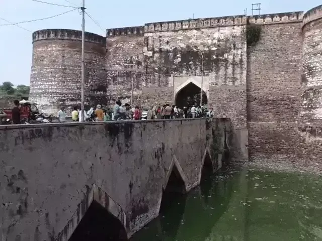 नहर में व्यक्ति के छलांग लगाने से पुलिस जुटी तलाश में