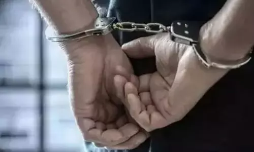 सिपाही को ईंट मारकर हथकड़ी समेत फरार हुआ युवक पुलिस ने छापेमारी कर गांव से दबोचा