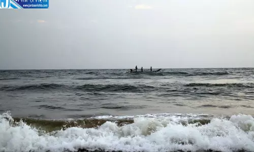 समुद्र में बिगड़े हालात काकीनाडा की 27 से ज्यादा मछली पकड़ने वाली नावें गंजाम तट पर फंसीं समुद्र में बिगड़े हालात काकीनाडा की 27 से ज्यादा मछली पकड़ने वाली नावें गंजाम तट पर फंसीं