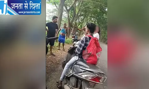 कपिलाश जा रहे युवा जोड़े को रास्ते में रोका युवक से मारपीट युवती से बदसलूकी का वीडियो वायरल कपिलाश जा रहे युवा जोड़े को रास्ते में रोका युवक से मारपीट युवती से बदसलूकी का वीडियो वायरल