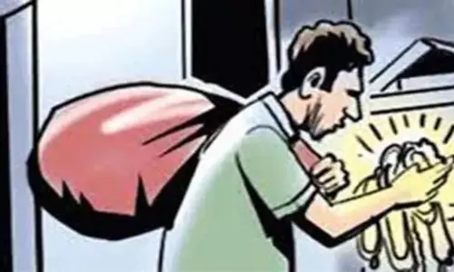 200 साल पुराने मंदिर में चोरी 16 मूर्तियां और दो सिंहासन गायब 200 साल पुराने मंदिर में चोरी 16 मूर्तियां और दो सिंहासन गायब
