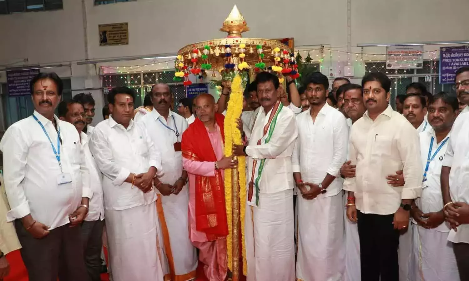 Andhra: तिरुमाला में पारंपरिक छत्र स्थापना स्वर्ण छत्र समारोह आयोजित किया गया