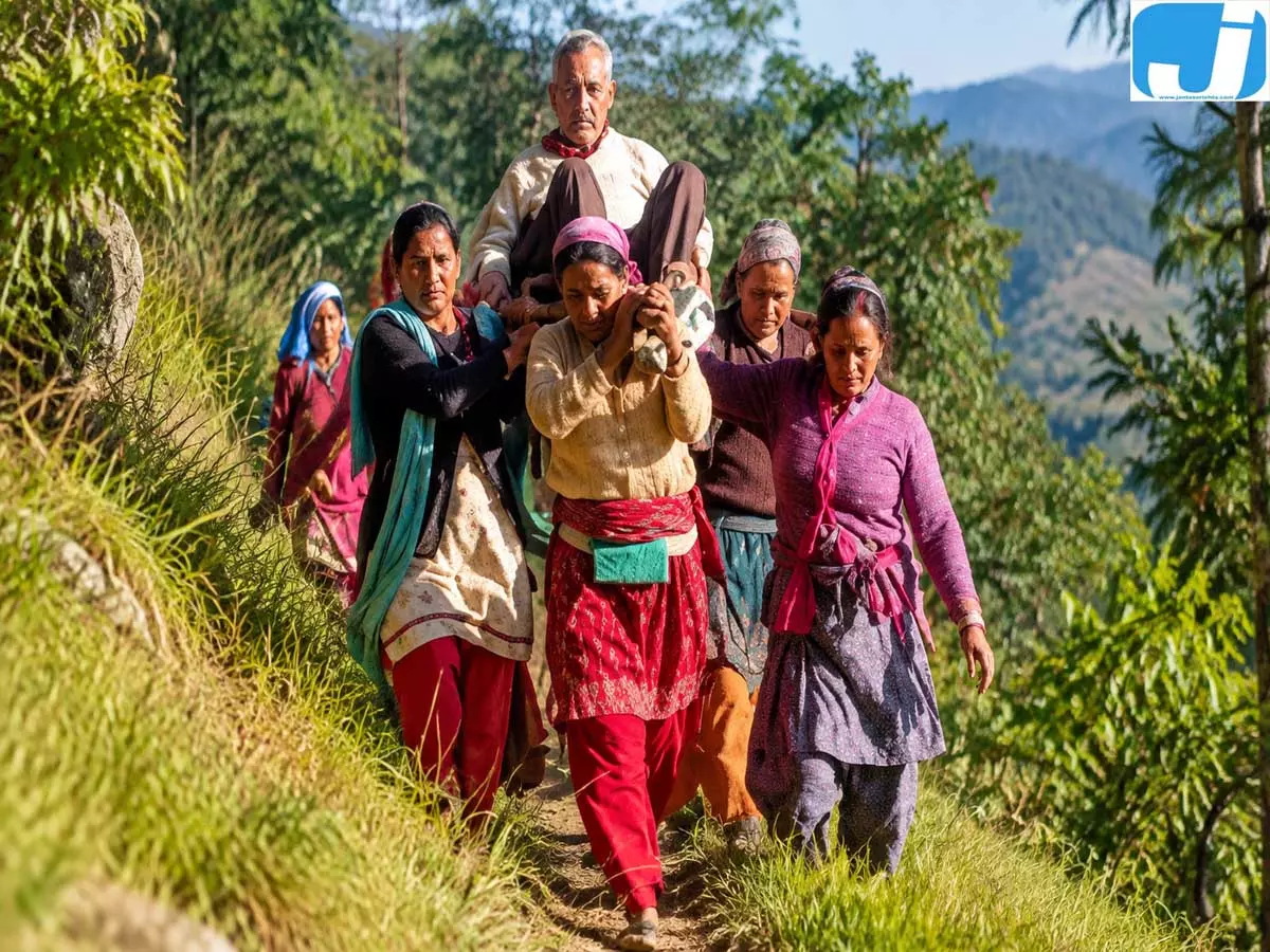 पहाड़ की बदहाल सड़क ने बढ़ाया दर्द... डोली से अस्पताल पहुंचे बुजुर्ग की मौत पहाड़ की बदहाल सड़क ने बढ़ाया दर्द... डोली से अस्पताल पहुंचे बुजुर्ग की मौत