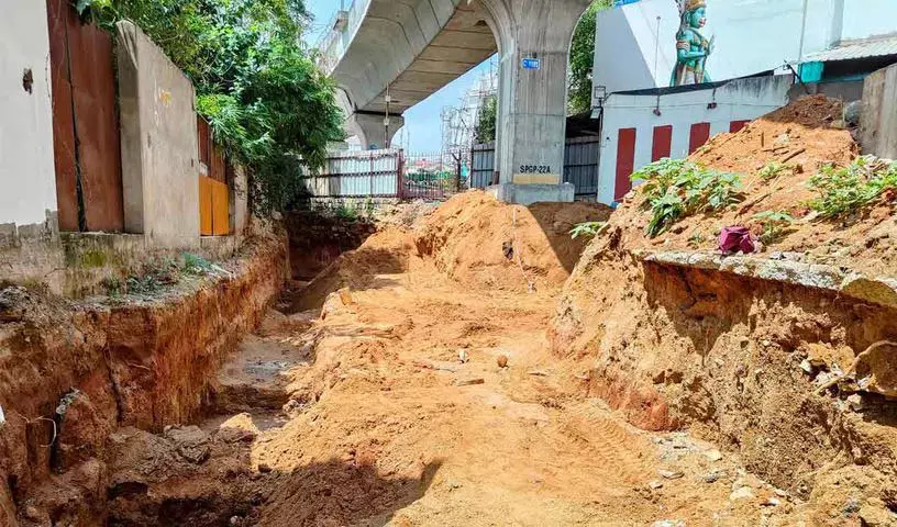 मेट्रो पिलर के पास खुदाई पर शिकायत मेट्रो पिलर के पास खुदाई पर शिकायत