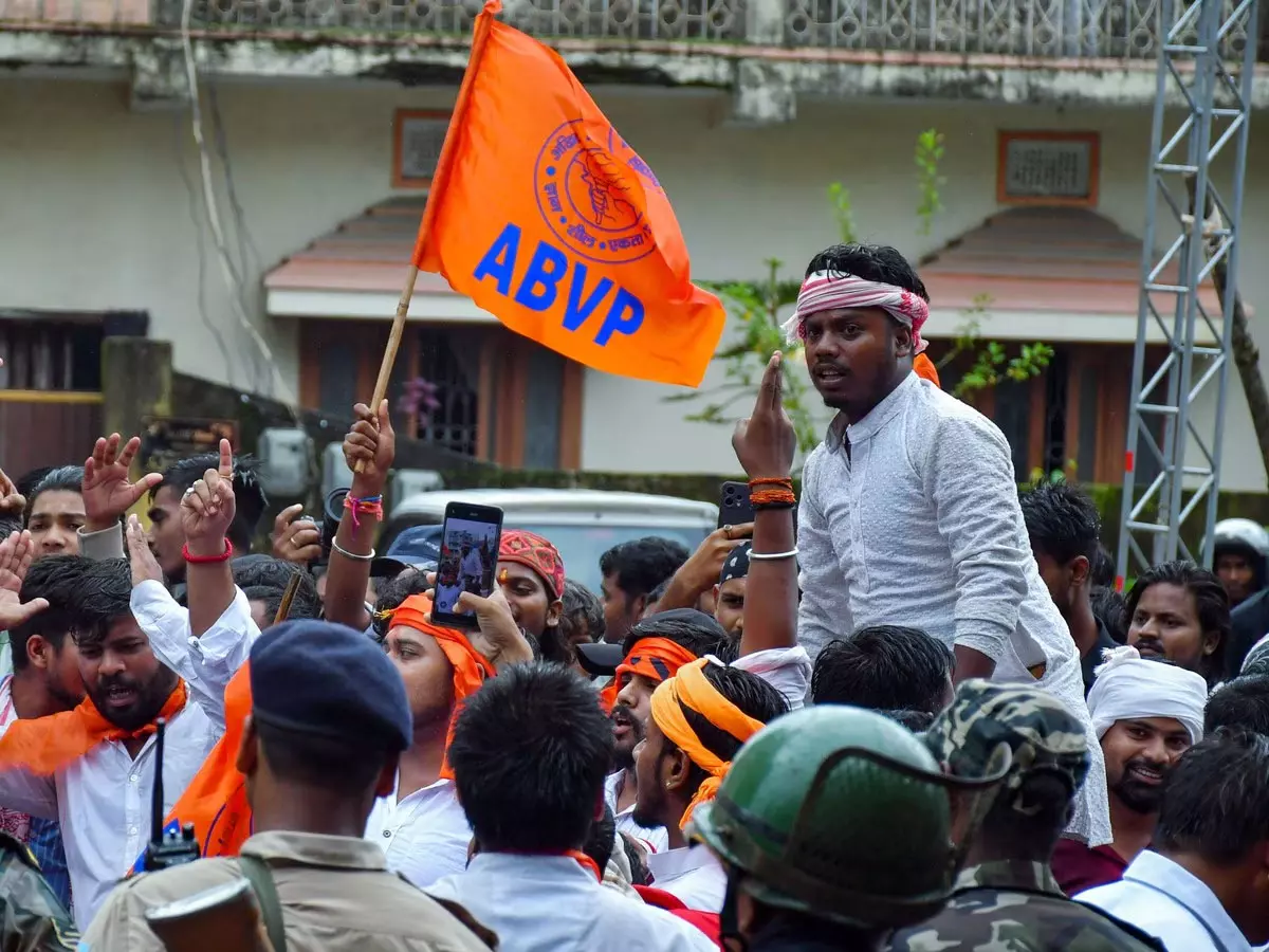 केरल में SFI के गढ़ में ABVP का क्लीन स्वीप सभी प्रमुख पदों पर दर्ज की जीत केरल में SFI के गढ़ में ABVP का क्लीन स्वीप सभी प्रमुख पदों पर दर्ज की जीत