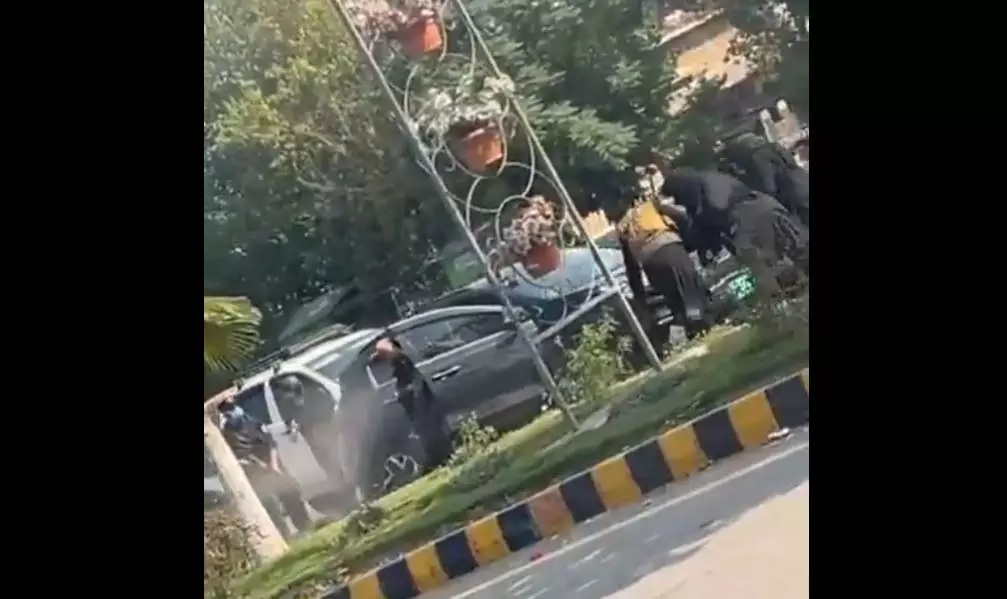 दिनदहाड़े मंत्री के अपहरण का LIVE मंजर...सड़क पर नकाबपोशों ने घेरी गाड़ी दिनदहाड़े मंत्री के अपहरण का LIVE मंजर...सड़क पर नकाबपोशों ने घेरी गाड़ी