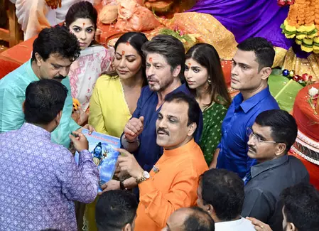 लालबागचा राजा के दरबार में पहुंचे शाहरुख खान, पत्नी गौरी और बेटी सुहाना भी आईं नजर लालबागचा राजा के दरबार में पहुंचे शाहरुख खान, पत्नी गौरी और बेटी सुहाना भी आईं नजर