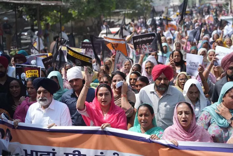 हरसिमरत बादल ने शुरू किया ‘मावां-धीयां’ अभियान हरसिमरत बादल ने शुरू किया ‘मावां-धीयां’ अभियान