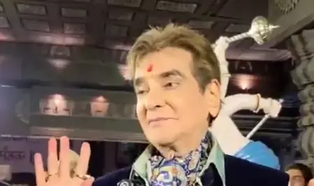 तबीयत खराब होने पर भी बप्पा के दर्शन करने पहुंचे जितेंद्र, बोले-बप्पा बुलाते हैं तो आना ही पड़ता है तबीयत खराब होने पर भी बप्पा के दर्शन करने पहुंचे जितेंद्र, बोले-बप्पा बुलाते हैं तो आना ही पड़ता है