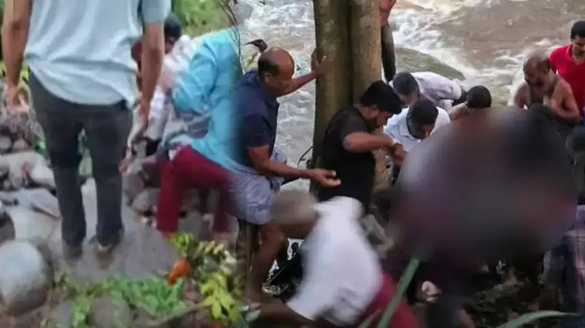 नीलांबुर बाढ़: तीन और शव मिलने से 5 हुई मरने वालों की संख्या नीलांबुर बाढ़: तीन और शव मिलने से 5 हुई मरने वालों की संख्या