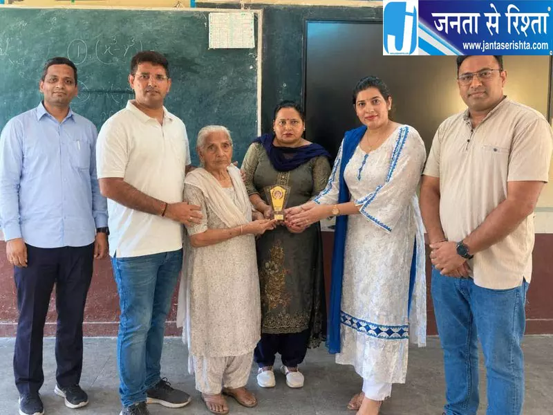 सिरसा में 98 साल की शांति बाई ने दी साक्षरता परीक्षा सिरसा में 98 साल की शांति बाई ने दी साक्षरता परीक्षा