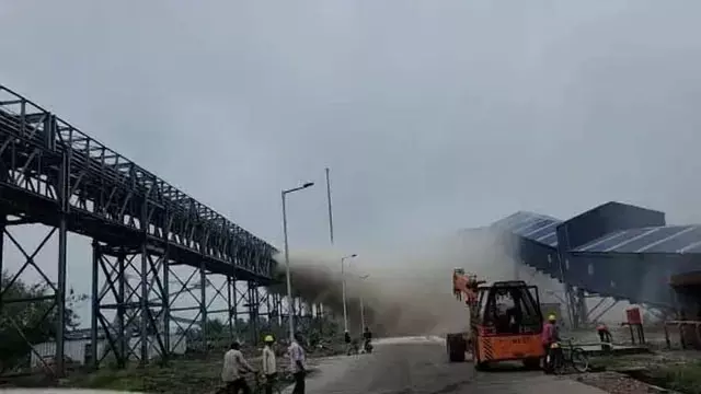 हरदुआगंज तापीय परियोजना में टला बड़ा हादसा कन्वेयर बेल्ट फटने से कोयले की आपूर्ति हुई आधी हरदुआगंज तापीय परियोजना में टला बड़ा हादसा कन्वेयर बेल्ट फटने से कोयले की आपूर्ति हुई आधी