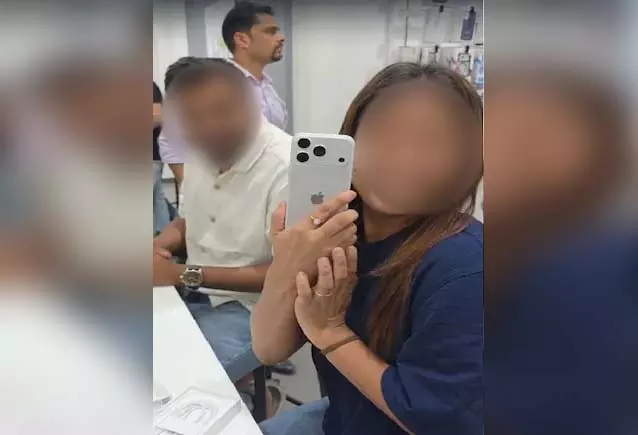 युवती से नया iPhone 18 Pro झपट लिया, फुर्र हो गए बदमाश युवती से नया iPhone 18 Pro झपट लिया, फुर्र हो गए बदमाश