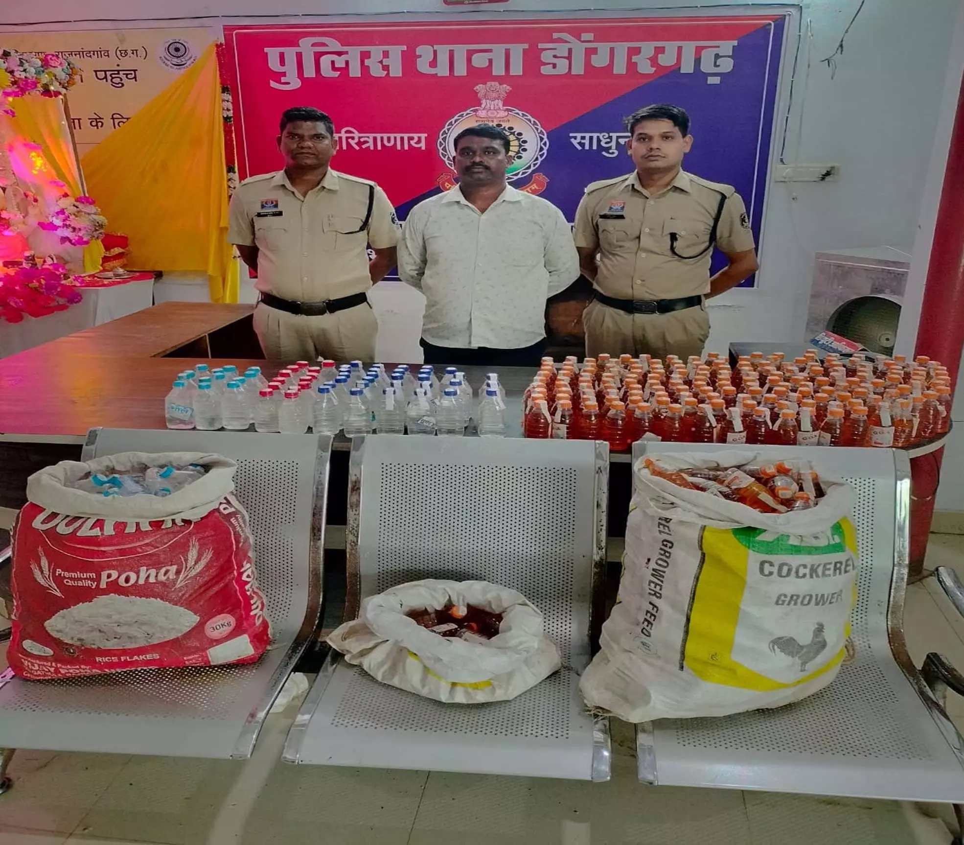 खंडहर मकान में छिपाकर रखी थी 614 पाव शराब, फरार आरोपी गिरफ्तार खंडहर मकान में छिपाकर रखी थी 614 पाव शराब, फरार आरोपी गिरफ्तार