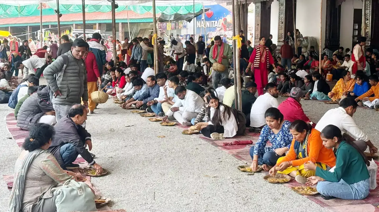 Nainital: नंदा देवी महोत्सव में श्रद्धालुओं ने ग्रहण किया प्रसाद Nainital: नंदा देवी महोत्सव में श्रद्धालुओं ने ग्रहण किया प्रसाद