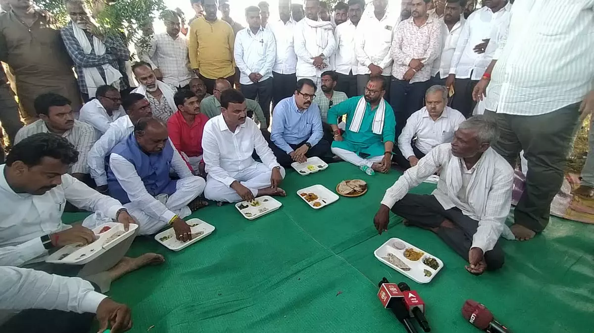 हिंगोली में सूखे जैसे हालात कृषि मंत्री ने खेतों में पहुंचकर सोयाबीन फसल का जायजा लिया हिंगोली में सूखे जैसे हालात कृषि मंत्री ने खेतों में पहुंचकर सोयाबीन फसल का जायजा लिया