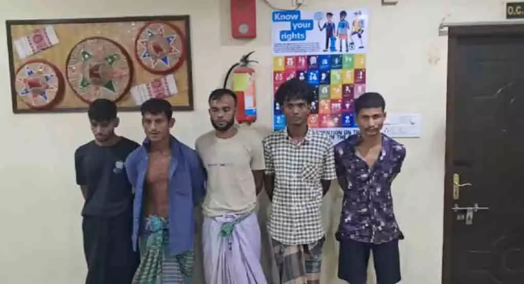 असम के श्रीभूमि में चार बांग्लादेशी और मवेशी तस्करी का बिचौलिया हिरासत में असम के श्रीभूमि में चार बांग्लादेशी और मवेशी तस्करी का बिचौलिया हिरासत में
