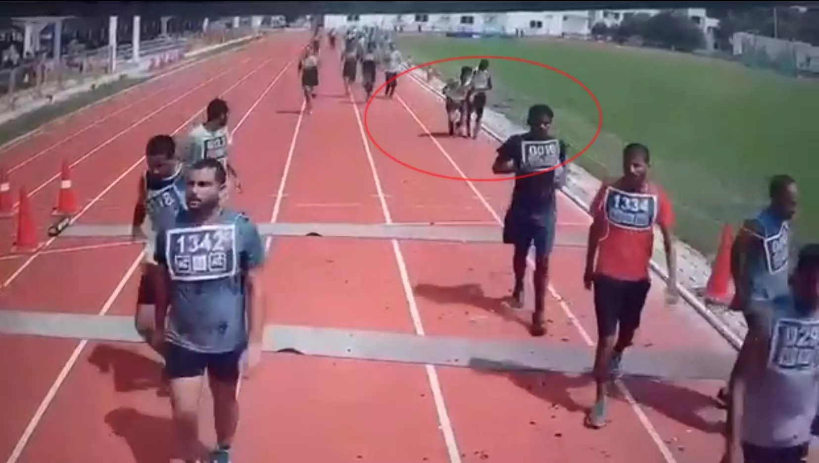 होमगार्ड भर्ती की दौड़ में गिरे युवक की मौत, पोस्टमार्टम में चौंकाने वाला खुलासा होमगार्ड भर्ती की दौड़ में गिरे युवक की मौत, पोस्टमार्टम में चौंकाने वाला खुलासा