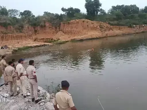 नदी में डूबे छात्र के मामले में ठेकेदार-इंजीनियर पर कार्रवाई नदी में डूबे छात्र के मामले में ठेकेदार-इंजीनियर पर कार्रवाई