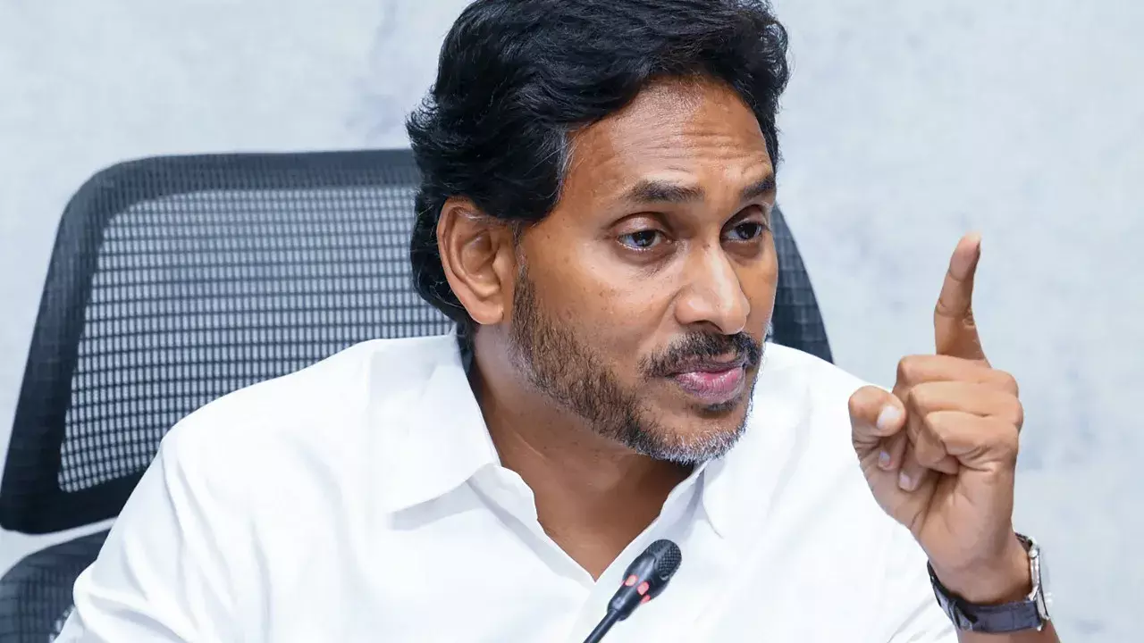 YSRCP कार्यकर्ताओं पर हमले की राज्यपाल से शिकायत करेंगे जगन YSRCP कार्यकर्ताओं पर हमले की राज्यपाल से शिकायत करेंगे जगन