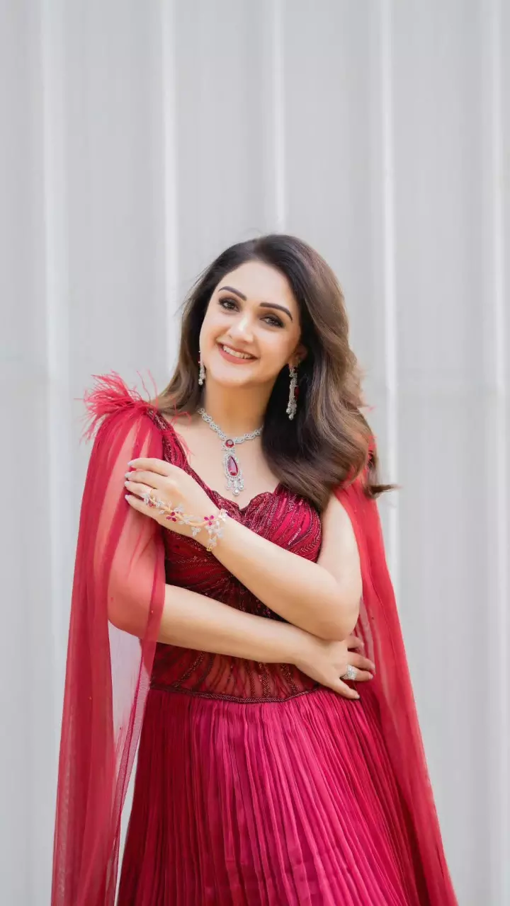 रेड आउटफिट में श्रीदेवी विजयकुमार का जलवा