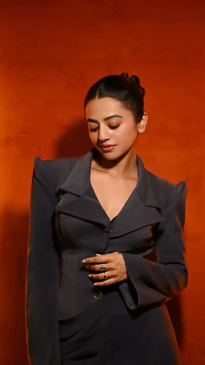 ब्लैक आउटफिट में हेली शाह का बॉस लेडी अंदाज