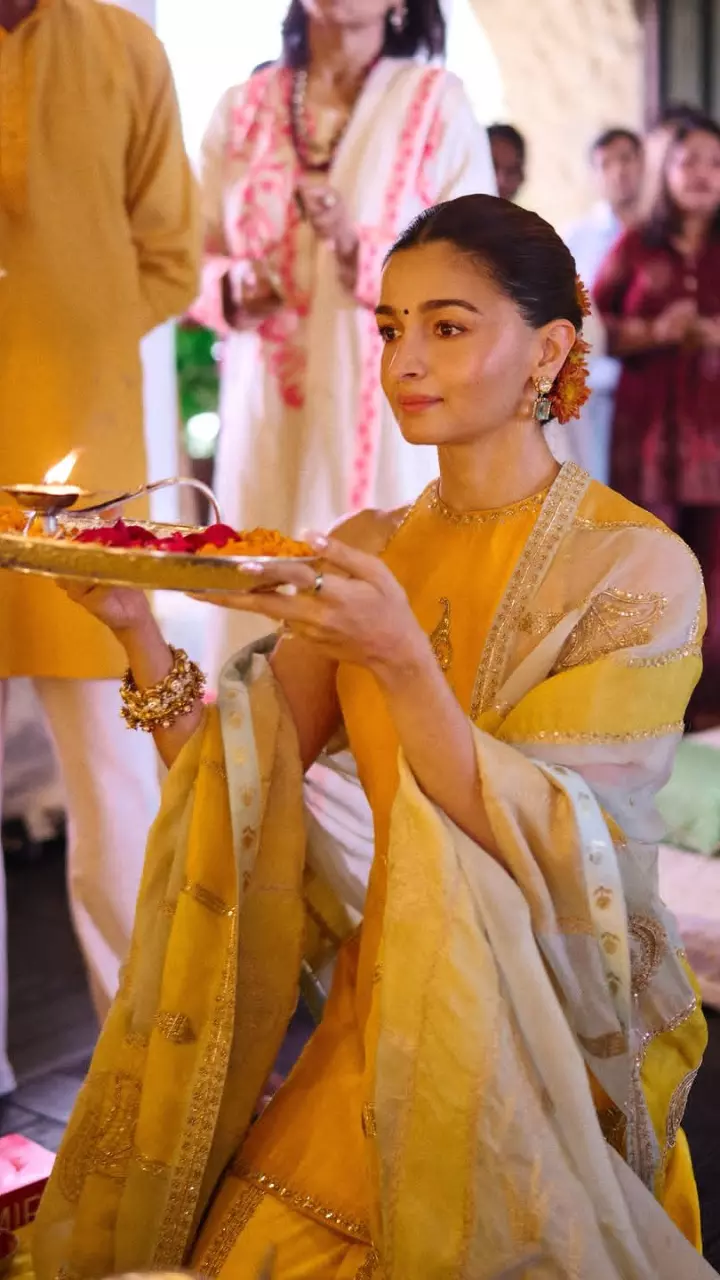 पूजा की थाली संग आलिया भट्ट का खूबसूरत अंदाज पूजा की थाली संग आलिया भट्ट का खूबसूरत अंदाज