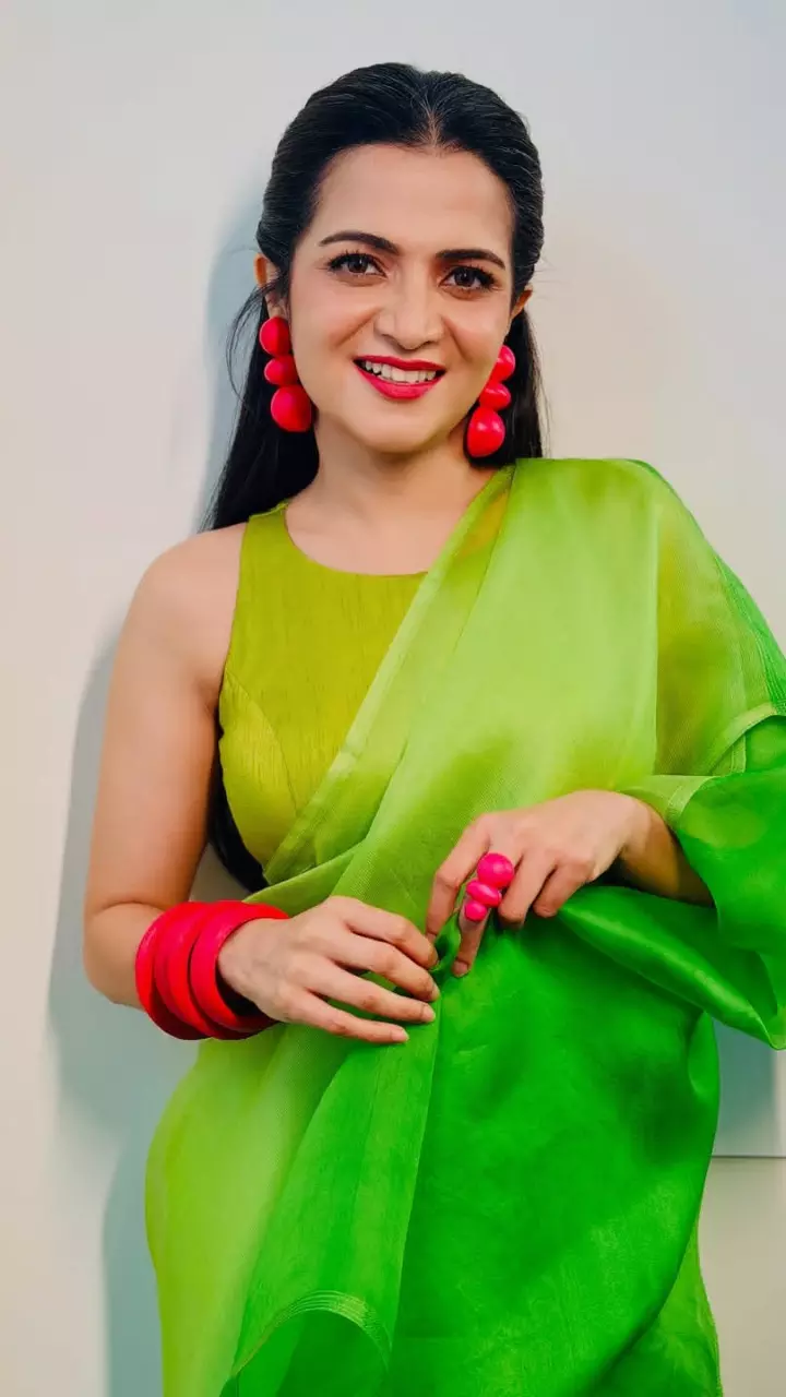 ग्रीन साड़ी में दिव्यदर्शिनी ने ढाया कहर ग्रीन साड़ी में दिव्यदर्शिनी ने ढाया कहर