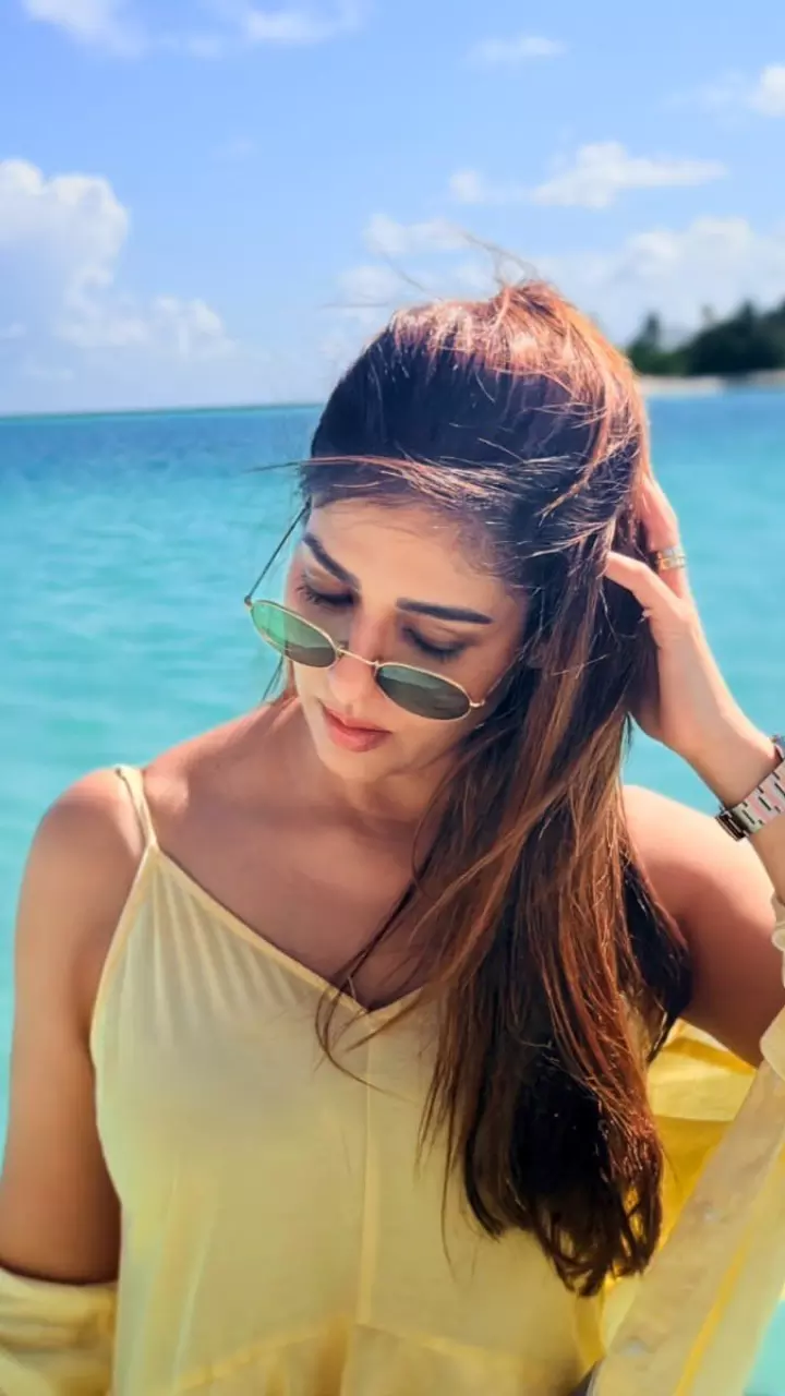 येलो आउटफिट में नयनतारा का खूबसूरत लुक येलो आउटफिट में नयनतारा का खूबसूरत लुक