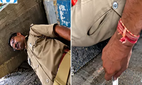 पिलखुवा टोल पर वर्दीधारी पर वसूली का आरोप, चेकिंग के दौरान VIDEO वायरल पिलखुवा टोल पर वर्दीधारी पर वसूली का आरोप, चेकिंग के दौरान VIDEO वायरल