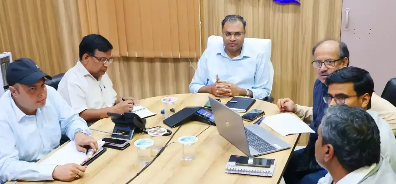 सड़क सुधार को लेकर जिलाधिकारी ने तय की 15 अक्टूबर की समयसीमा