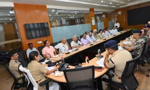 चंडीगढ़ में बम की धमकियों पर पुलिस अलर्ट, स्टेकहोल्डर्स के साथ की बड़ी बैठक चंडीगढ़ में बम की धमकियों पर पुलिस अलर्ट, स्टेकहोल्डर्स के साथ की बड़ी बैठक