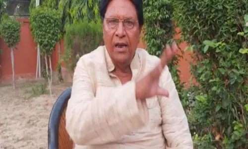 बदनौली पहुंचे सपा सांसद रामजी लाल सुमन को पुलिस ने गांव के बाहर रोका