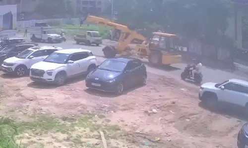 LIVE वीडियो! कॉलेज जा रही 19 साल की छात्रा को क्रेन ने कुचला, CCTV में कैद पूरा मंजर