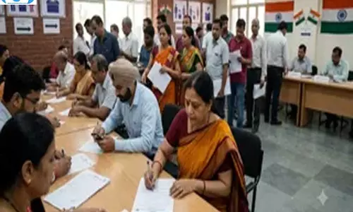 मतदाता बनने की दौड़ तेज दिल्ली SIR में लाखों आवेदन 53 हजार नाम हटाने की अर्जी
