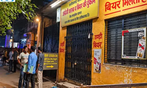 शराब दुकानों पर प्रशासन का शिकंजा रात में छापेमारी ओवररेट पर कई दुकानें बंद