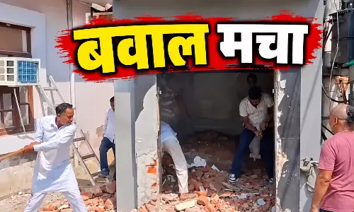 मजार को लेकर विवाद, तंत्र-मंत्र के आरोपों के बाद तोड़ा गया ढांचा मजार को लेकर विवाद, तंत्र-मंत्र के आरोपों के बाद तोड़ा गया ढांचा