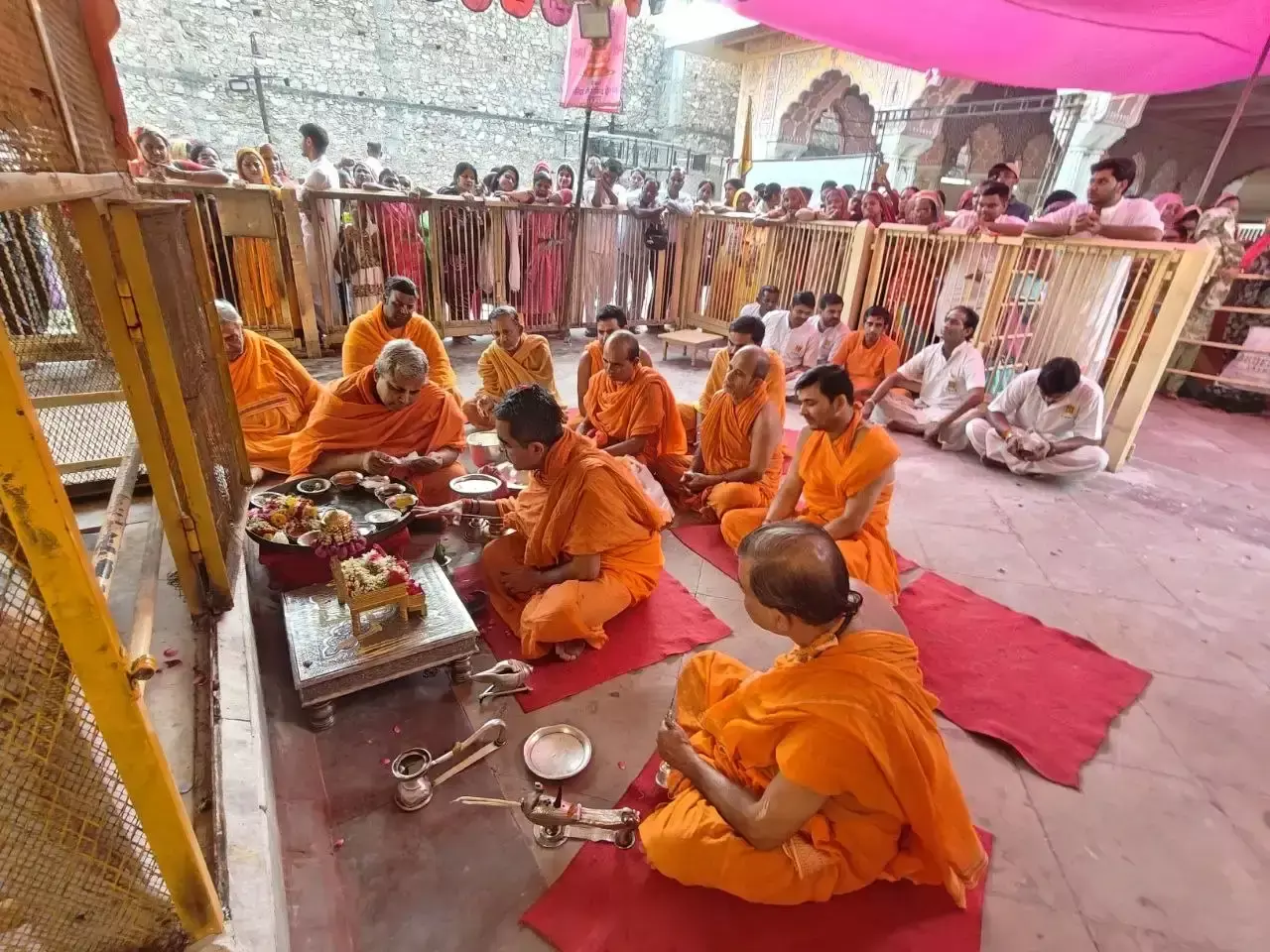 छोटी काशी में आस्था का उल्लास, ठाकुर जी ने किया जल विहार