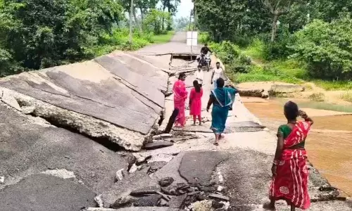 टूटा पुल पार करने को मजबूर ग्रामीण, हादसे का बढ़ा खतरा
