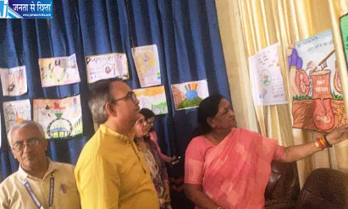 कॉलेज में पेंटिंग प्रदर्शनी का आयोजन