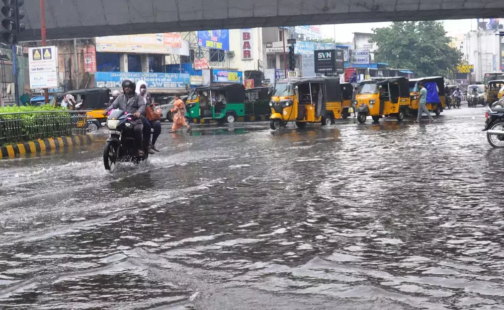 Telangana: पूर्वी तेलंगाना अगले 24 घंटों में भारी बारिश के लिए तैयार है