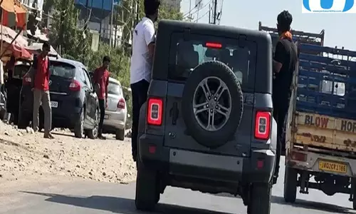 चलती थार पर खतरनाक स्टंट दो युवकों का वीडियो सोशल मीडिया पर वायरल चलती थार पर खतरनाक स्टंट दो युवकों का वीडियो सोशल मीडिया पर वायरल