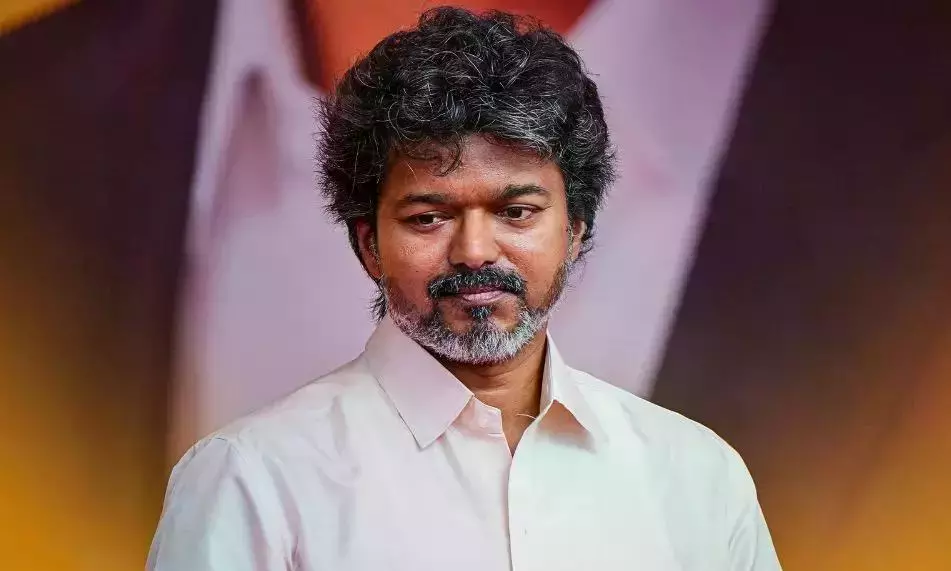 Tamil Nadu: थूथुकुडी जिले में टीवीके में दरकिनार किए जाने पर विजय फैन की आत्महत्या की कोशिश Tamil Nadu: थूथुकुडी जिले में टीवीके में दरकिनार किए जाने पर विजय फैन की आत्महत्या की कोशिश