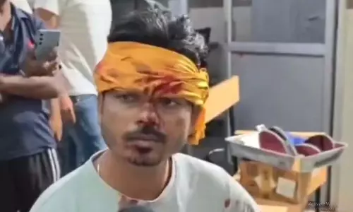 मेहनताना मांगा तो पेंटर की पिटाई, शिक्षक पर गंभीर आरोप मेहनताना मांगा तो पेंटर की पिटाई, शिक्षक पर गंभीर आरोप