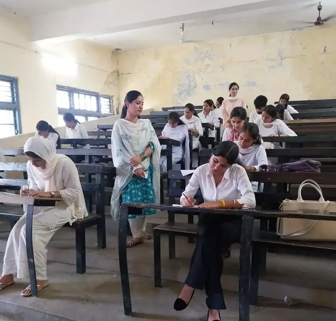 नैतिक मतदान निबंध प्रतियोगिता में शारदा पंगोत्रा प्रथम स्थान पर