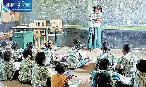 शिक्षकों की कमी से 96 छात्रों की पढ़ाई प्रभावित शिक्षकों की कमी से 96 छात्रों की पढ़ाई प्रभावित