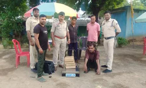 ओडिशा से राजस्थान जा रहा ड्रग तस्कर छत्तीसगढ़ में 10 KG गांजा के साथ गिरफ्तार, कड़ाई से पूछताछ ओडिशा से राजस्थान जा रहा ड्रग तस्कर छत्तीसगढ़ में 10 KG गांजा के साथ गिरफ्तार, कड़ाई से पूछताछ
